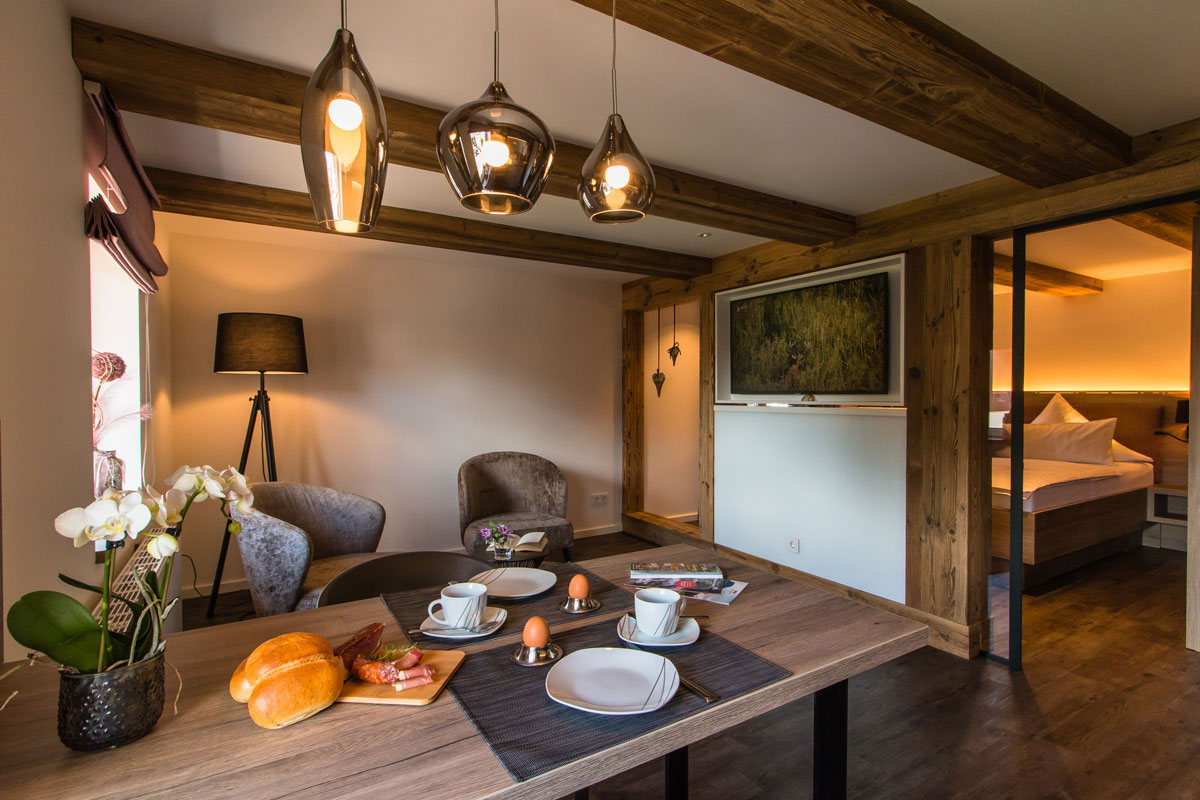 Ferienwohnung Lilienstein - Wohnbereich mit Blick ins Schlafzimmer und drehbarem Flat-TV